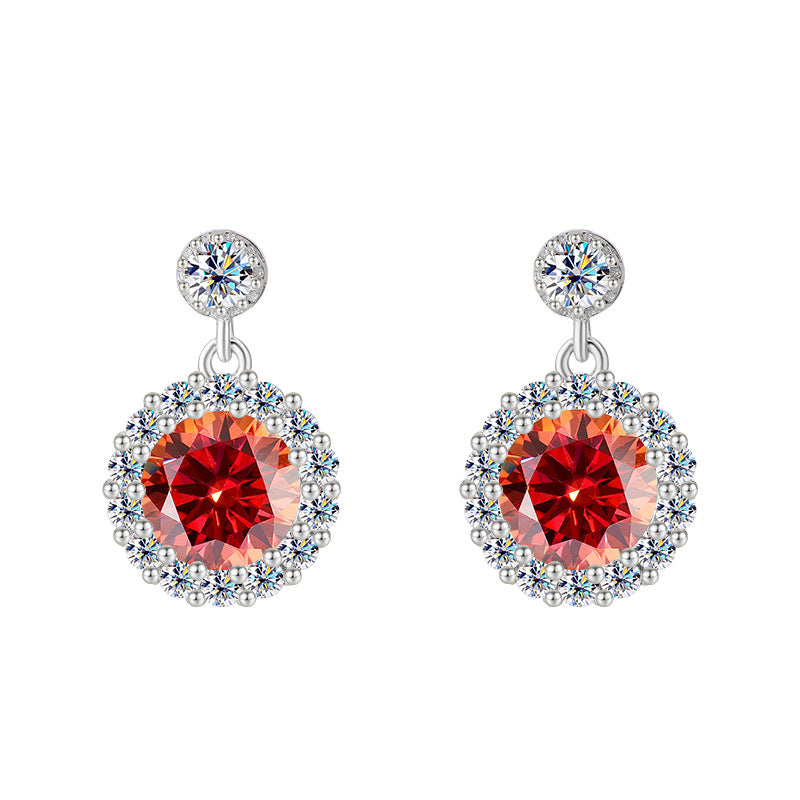 Entdecken Sie unsere eleganten Lustre Halo Ohrringe mit rundem Moissanit und zartem Halo. Mit Zertifikat & gefertigt