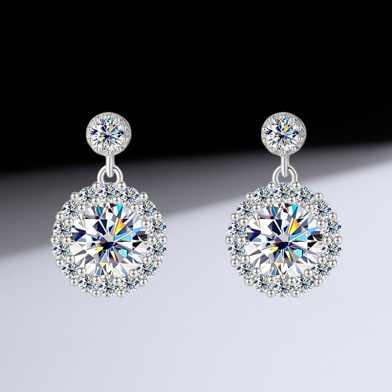 Entdecken Sie unsere eleganten Lustre Halo Ohrringe mit rundem Moissanit und zartem Halo. Mit Zertifikat & gefertigt aus 925er Silber.

