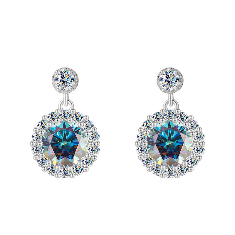 Entdecken Sie unsere eleganten Lustre Halo Ohrringe mit rundem Moissanit und zartem Halo. Mit Zertifikat & gefertigt aus 925er Silber.Blau