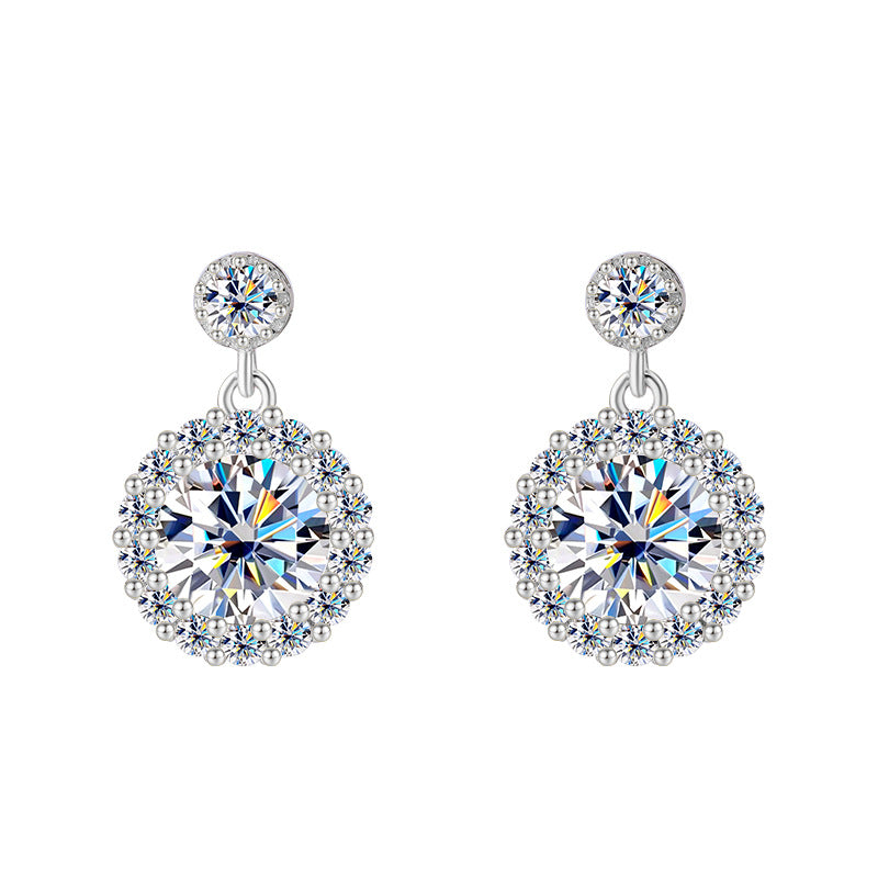 Entdecken Sie unsere eleganten Lustre Halo Ohrringe mit  Moissanit und zartem Halo. Mit Zertifikat & gefertigt aus 925er Silber.