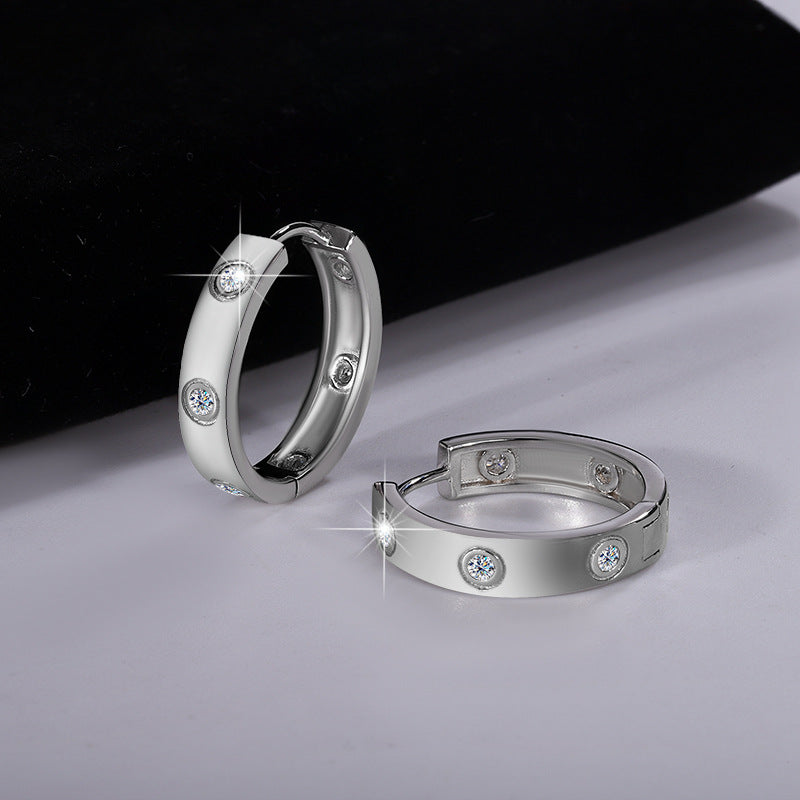 Elegante Moissanit-Creolen aus 925er Silber mit feinem Glanz und Gravur. Perfekt für minimalistische Outfits oder als stilvolles Geschenk – jetzt bei Steffanii entdecken.