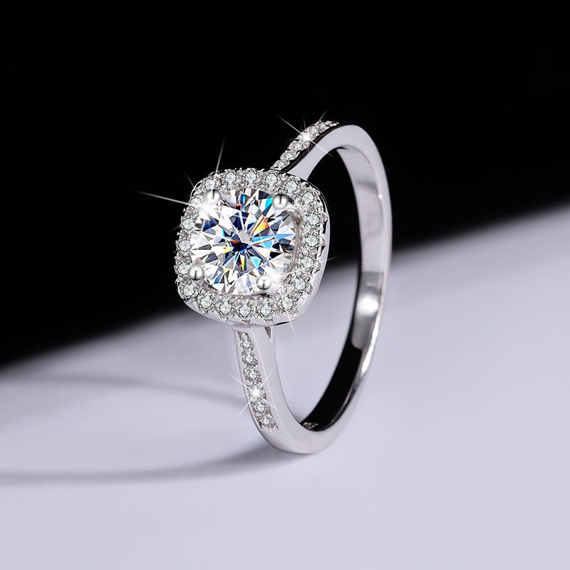 Entdecken Sie den „Square Radiance“-Ring aus 925er Silber mit rundem Moissanit und funkelndem Halo. Dank verstellbarer Größe passt er sich jedem Finger perfekt an – zertifiziert & elegant.