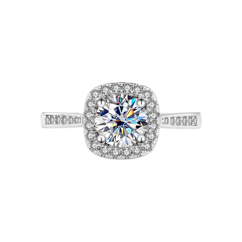 Entdecken Sie den „Square Radiance“-Ring aus 925er Silber mit rundem Moissanit und funkelndem Halo. Dank verstellbarer Größe passt er sich jedem Finger perfekt an – zertifiziert & elegant.